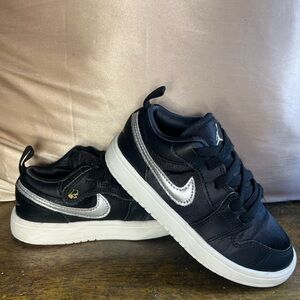 JORDAN KIDS
Air Jordan 1 Low SE "Black/Metallic Gold" sneakers